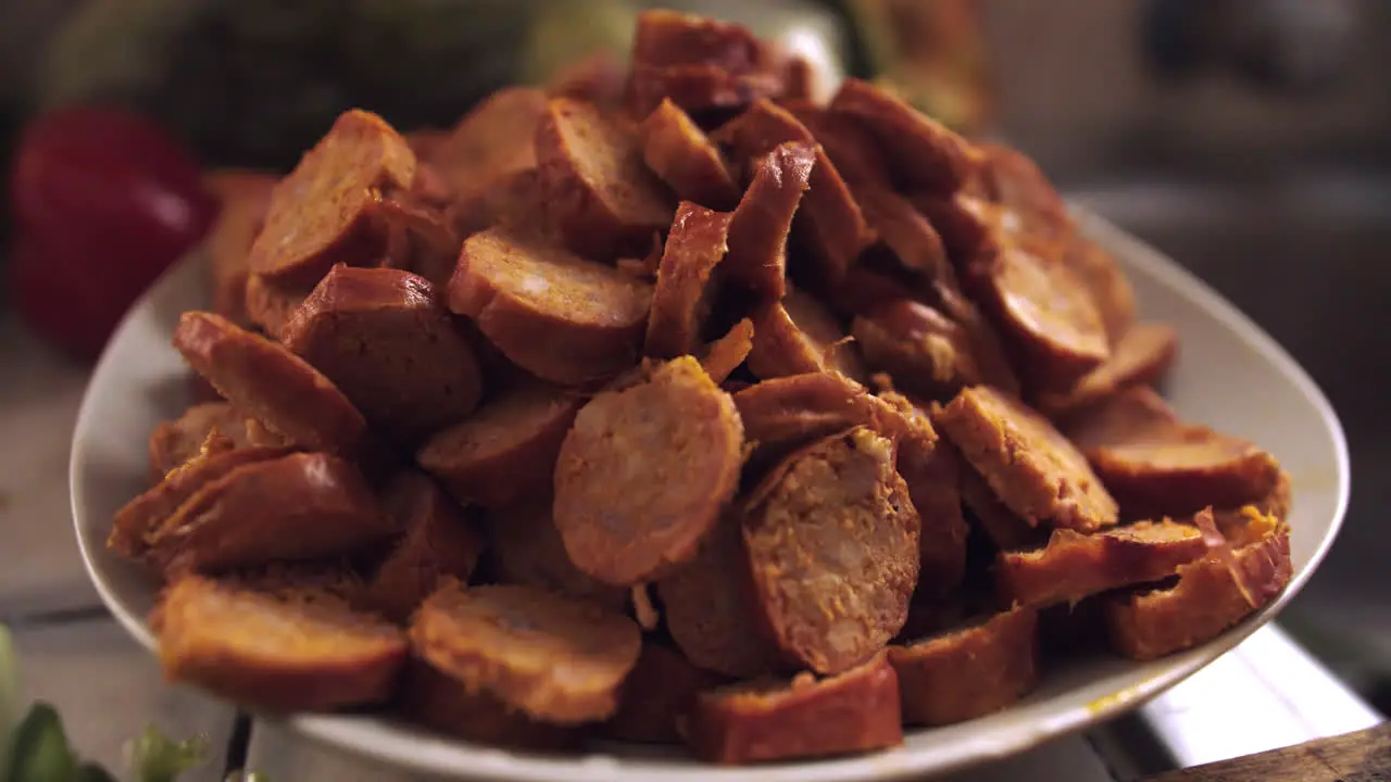 Plano detalle de cecina cortada en trozos sobre un plato blanco en la cocina de casa