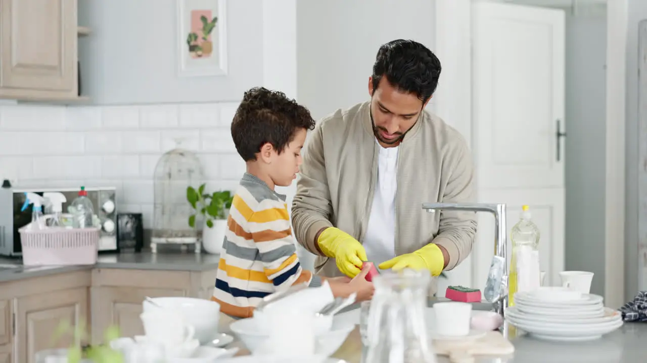 Teaching kid dad and cleaning the dishes