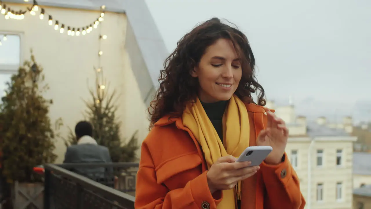 Frau Benutzt Telefon Und Genießt Die Aussicht Von Der Dachterrasse