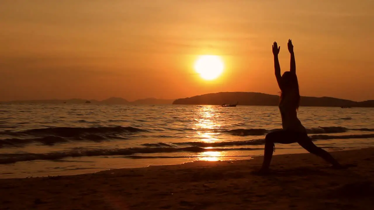 Yoga Am Strand Bei Sonnenuntergang