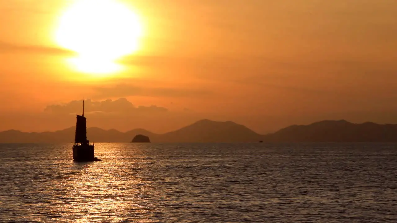 Asiatisches Segelboot Das Auf Den Sonnenuntergangsgewässern Schwimmt