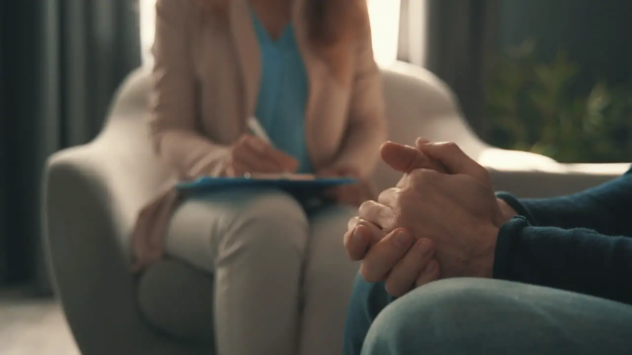 Männlicher Patient In Der Sprechstunde Einer Psychiaterin