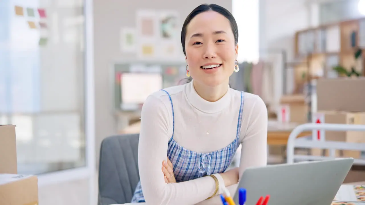 Ecommerce Asian woman at laptop with confidence