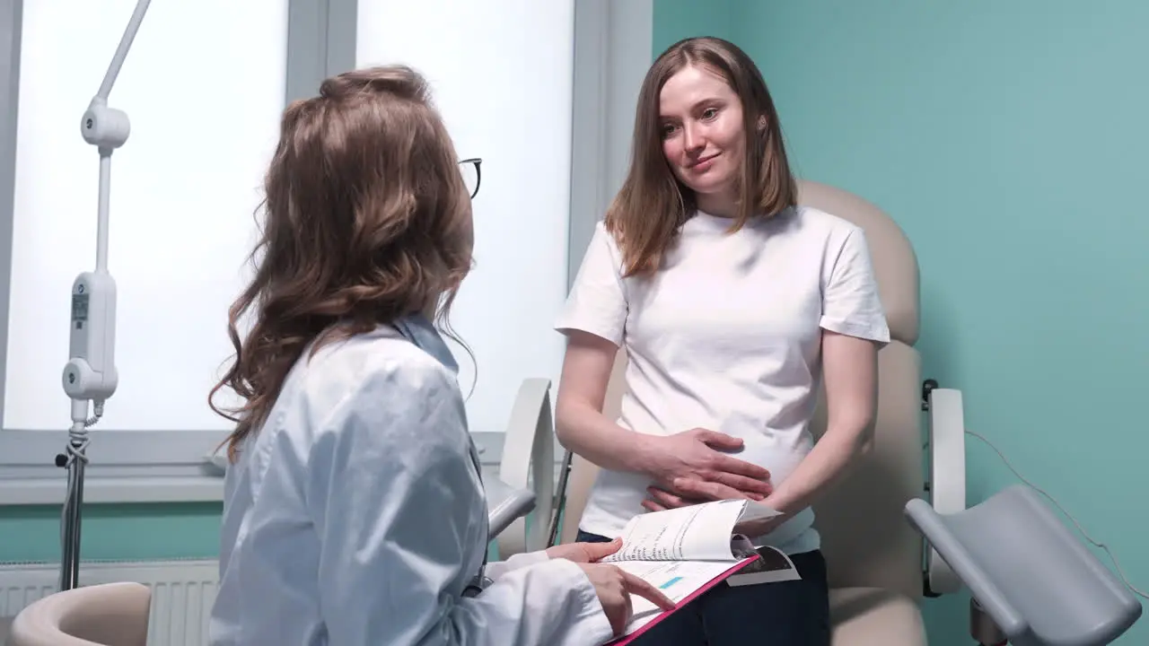 Gynecologist informs to her pregnant pacient of the results of the ultrasound