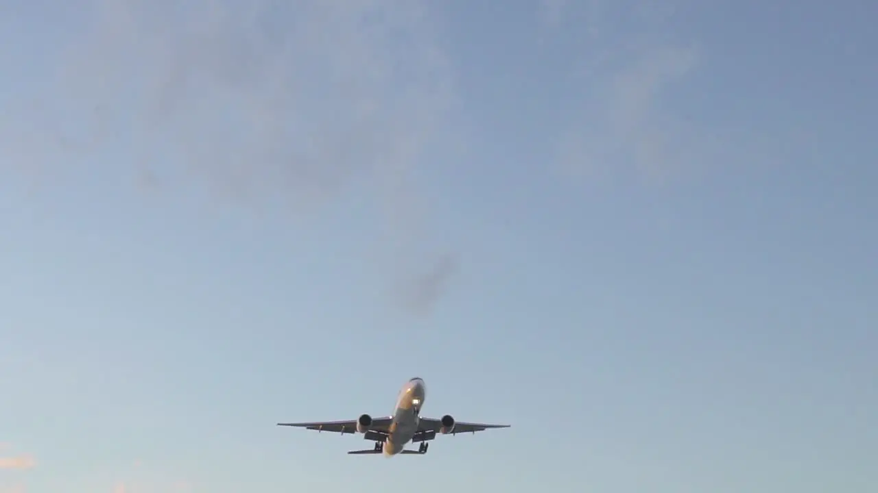 SQ Aircraft Landing