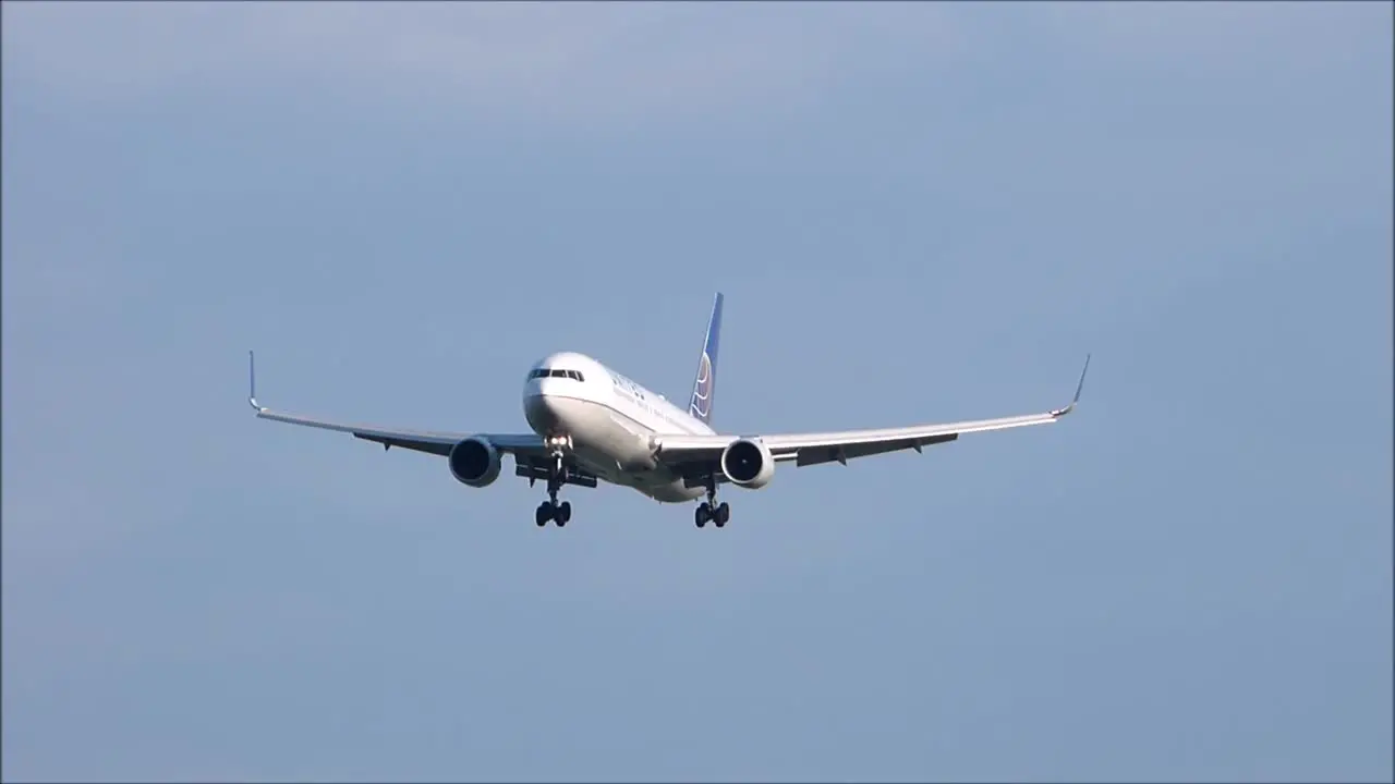 UA Boeing 767 Landing