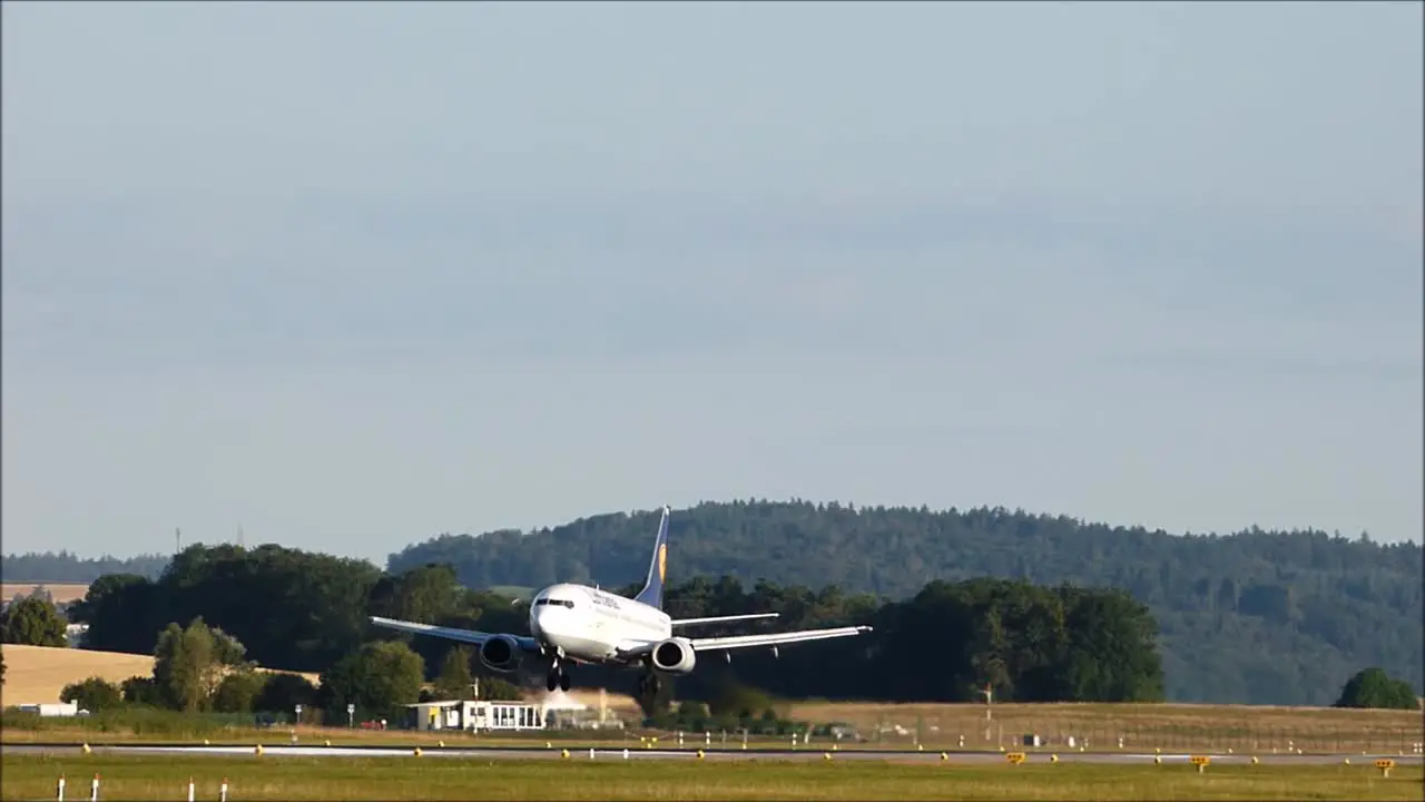 Lufthansa Boeing 737 Landing