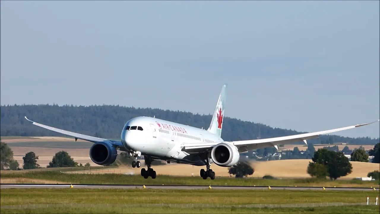 AC Boeing 787 Landing