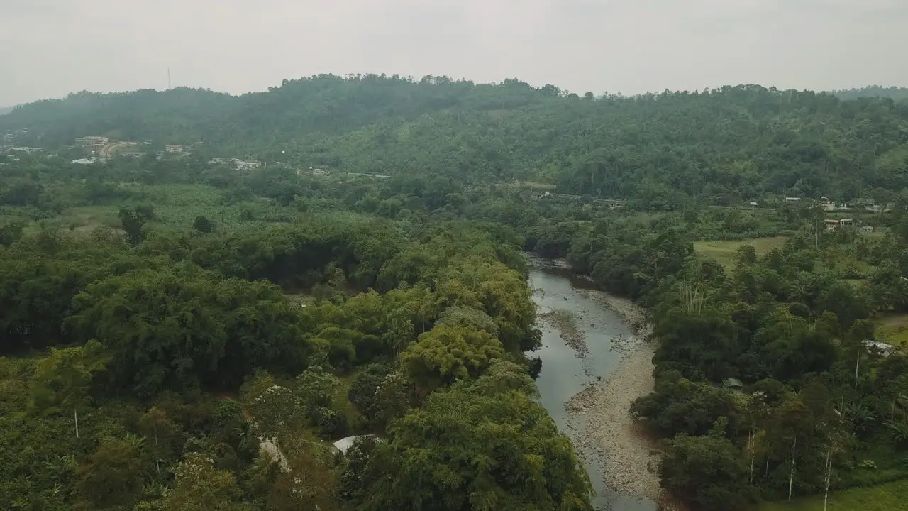 Rio en la zona del choco ecuatoriano los bosques nubosos Ecuatorianos