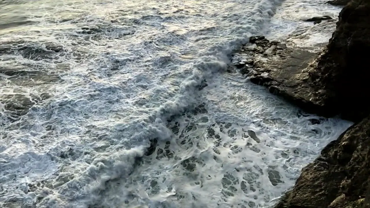 Waves breaking on the rocky shore in el Tunco in El Salvador