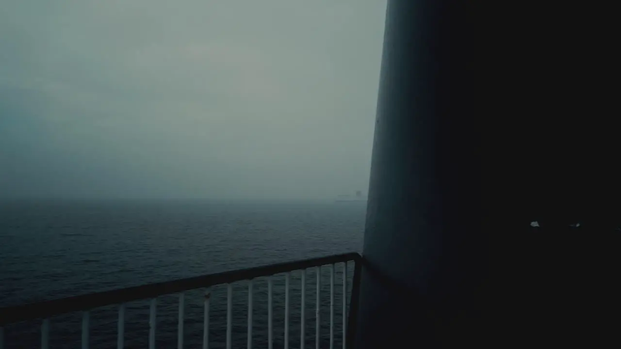 Filming a ship in the midle of the ocean with a lot of fog