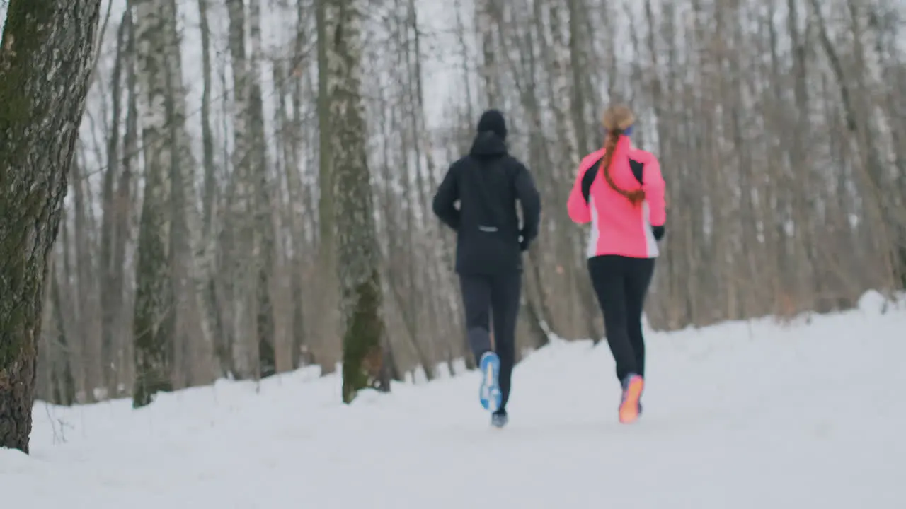 Un Hombre Y Una Mujer Corren En El Parque En Invierno Practican Un Estilo De Vida Saludable Y Socializan Con Su Salud En El Parque