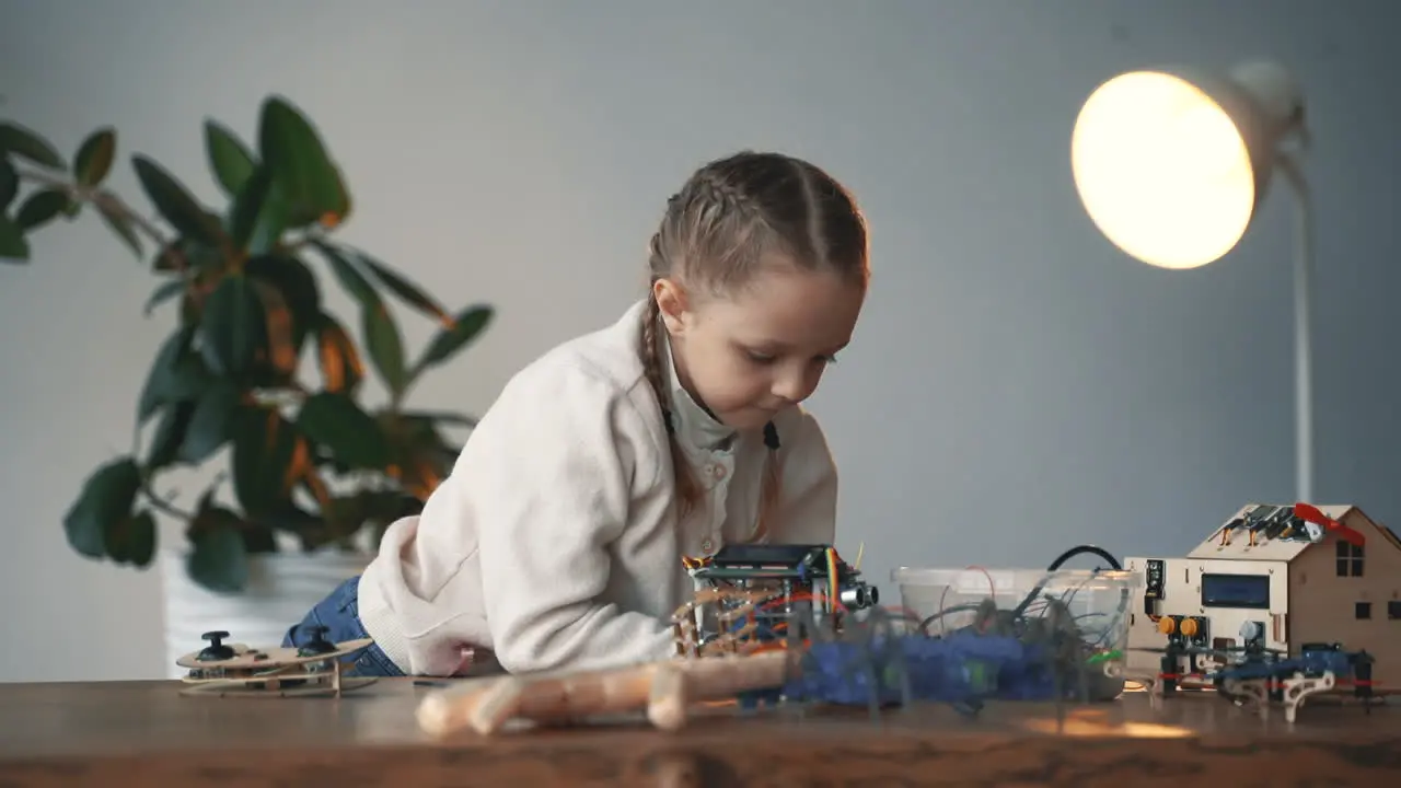 Niña Construyendo Robots