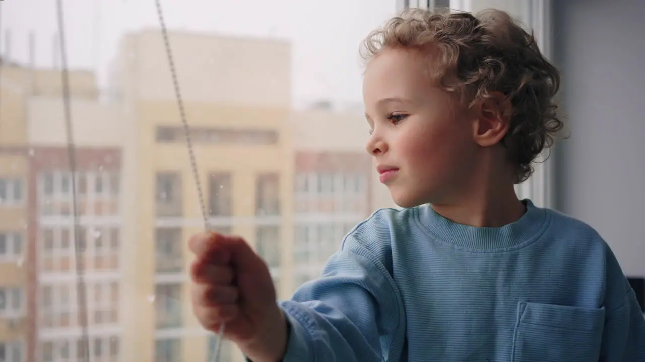 Un Lindo Niño Europeo Está Mirando Por La Ventana En Un Día Nevado De Invierno Viendo Cómo Cae La Nieve