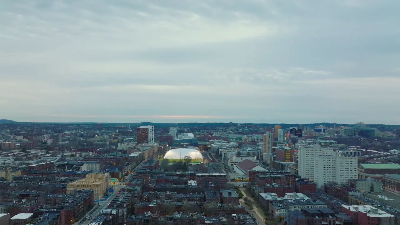 Los Delanteros Vuelan Por Encima De Las Filas De Casas De Apartamentos De Ladrillo Rojo En Un Barrio Residencial Al Atardecer Boston Estados Unidos