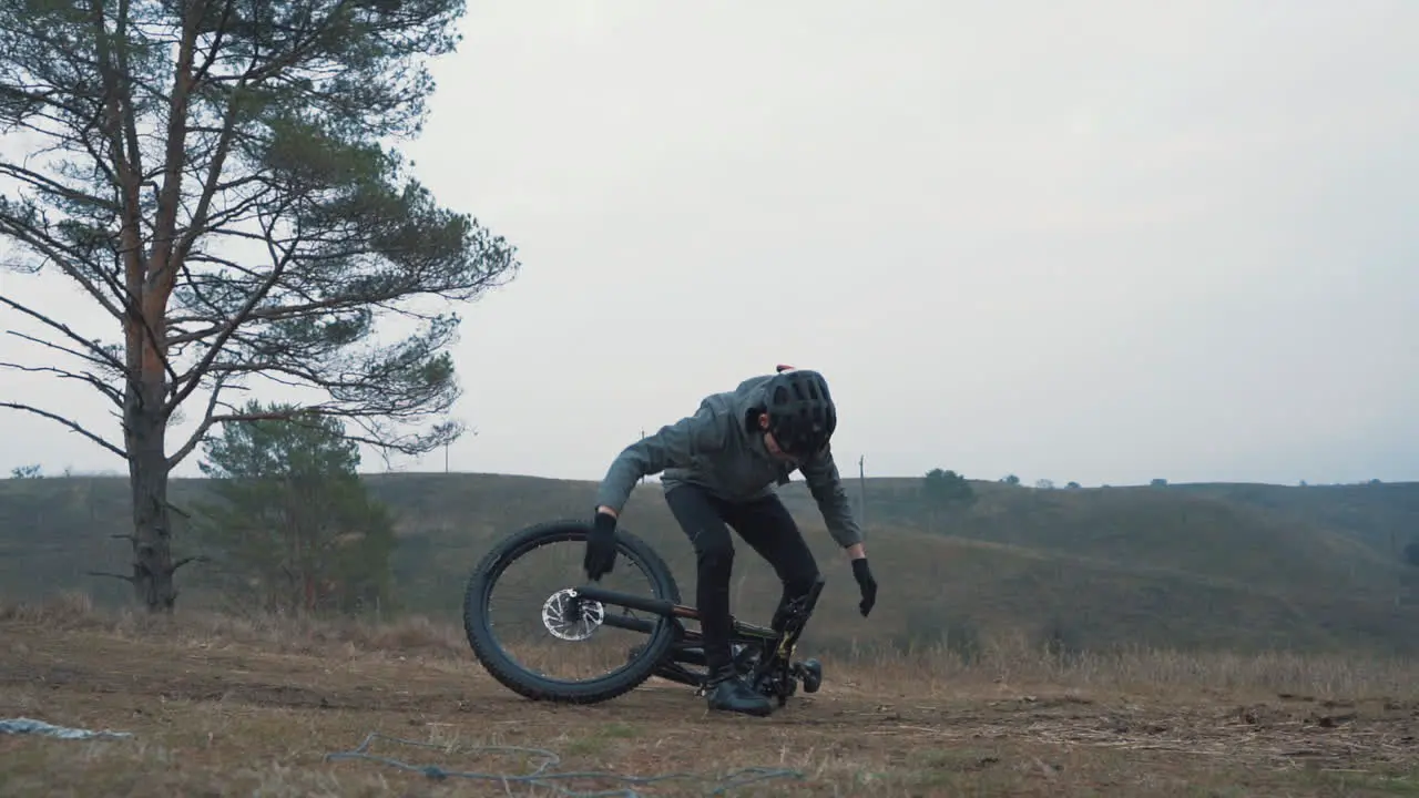 Ciclista Masculino Frenando Y Teniendo Un Accidente Cayéndose De La Bicicleta En El Campo