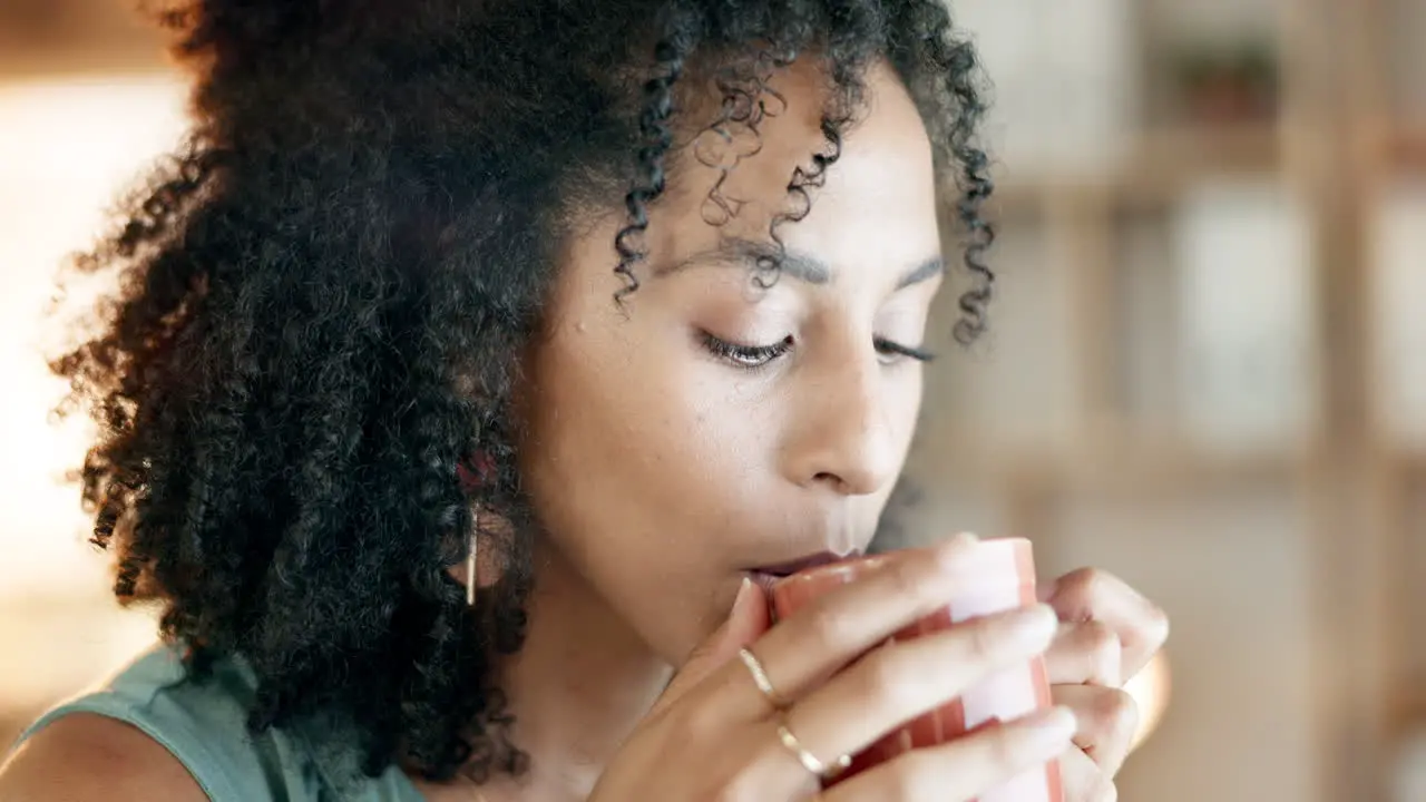 Oficina Nocturna Cara Y Mujer Feliz Con Café