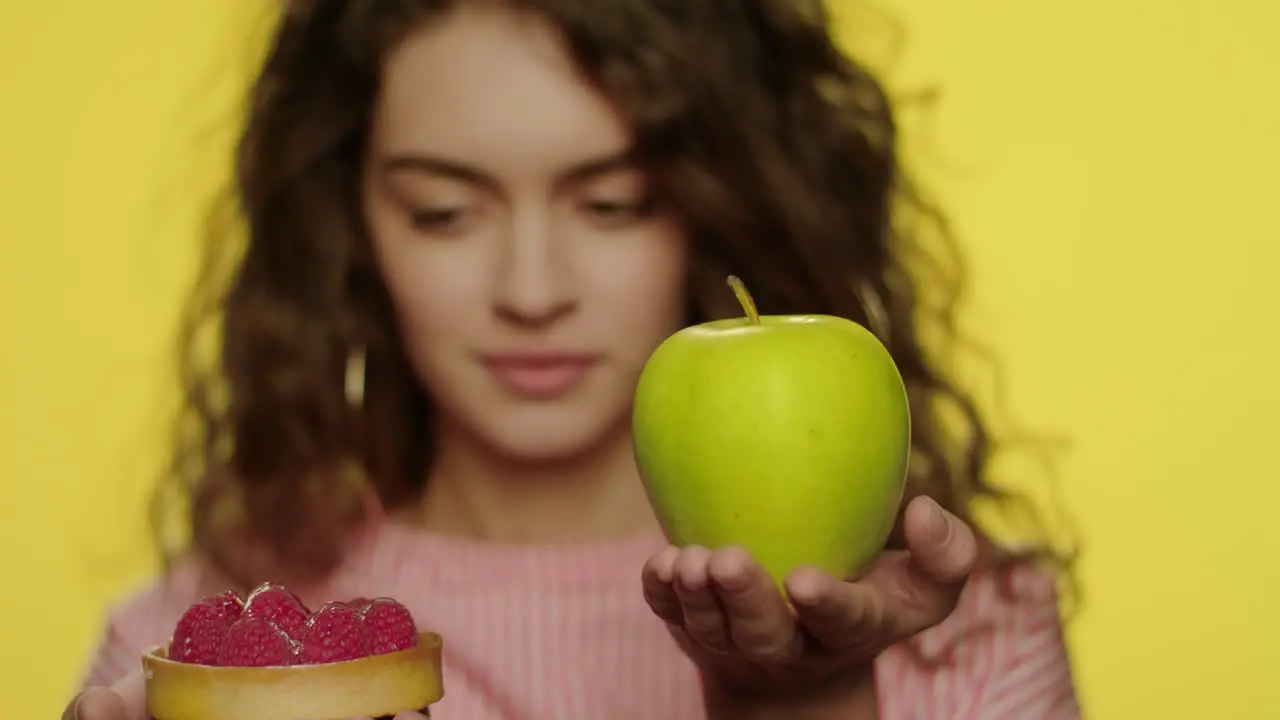 Mujer Joven Sosteniendo Pastel De Manzanas Y Bayas Sobre Fondo Amarillo