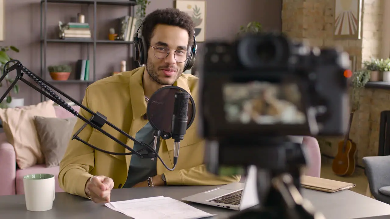 Hombre Con Auriculares Y Hablando Por Un Micrófono 1