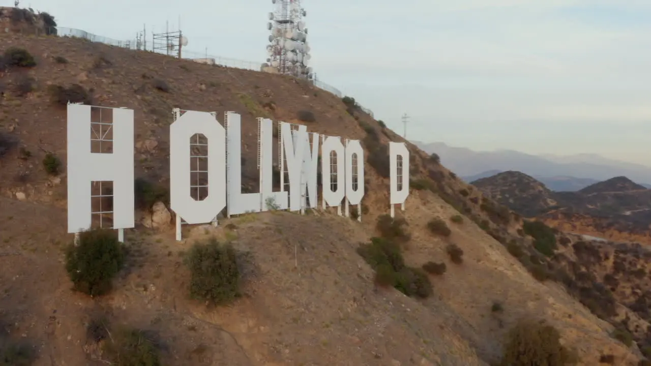 Antena Primer Plano De Las Letras Del Cartel De Hollywood Al Atardecer Los Angeles California