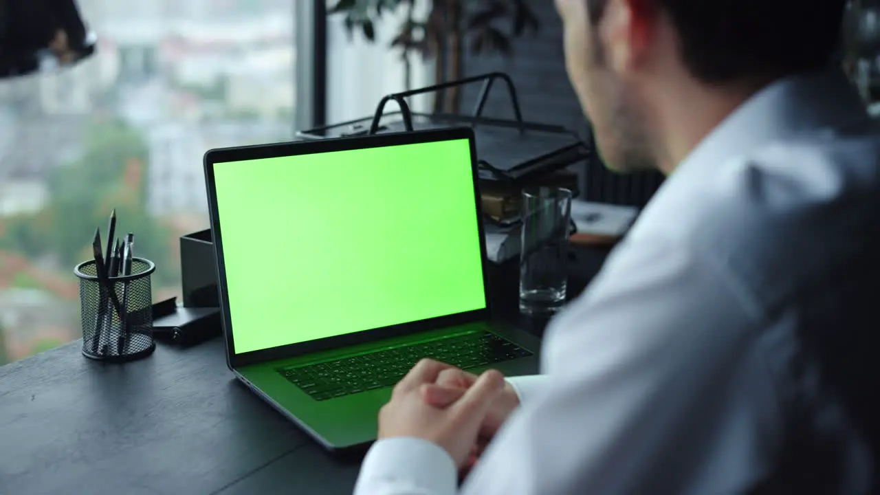 Hombre De Negocios Que Tiene Videollamada En Una Computadora Portátil Con Maqueta En Un Lugar De Trabajo Remoto