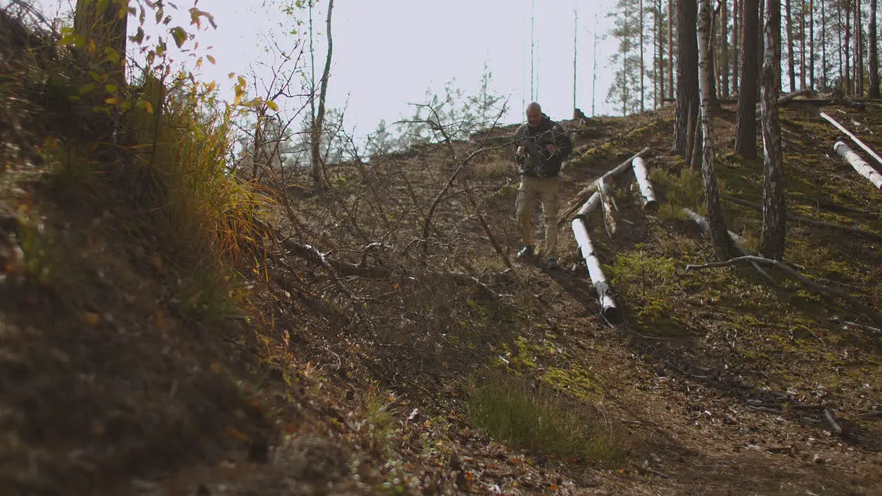 Alter Mann Pilzsammler Verirrt Sich Im Wald Geht Allein Spazieren Und Sucht Nach Einem Ausweg Für Extreme Wanderungen Und Rucksacktouren