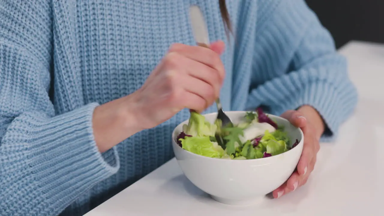 Nahaufnahme Einer Nicht Erkennbaren Frau Die Am Schreibtisch Sitzt Und Gesunden Salat Isst