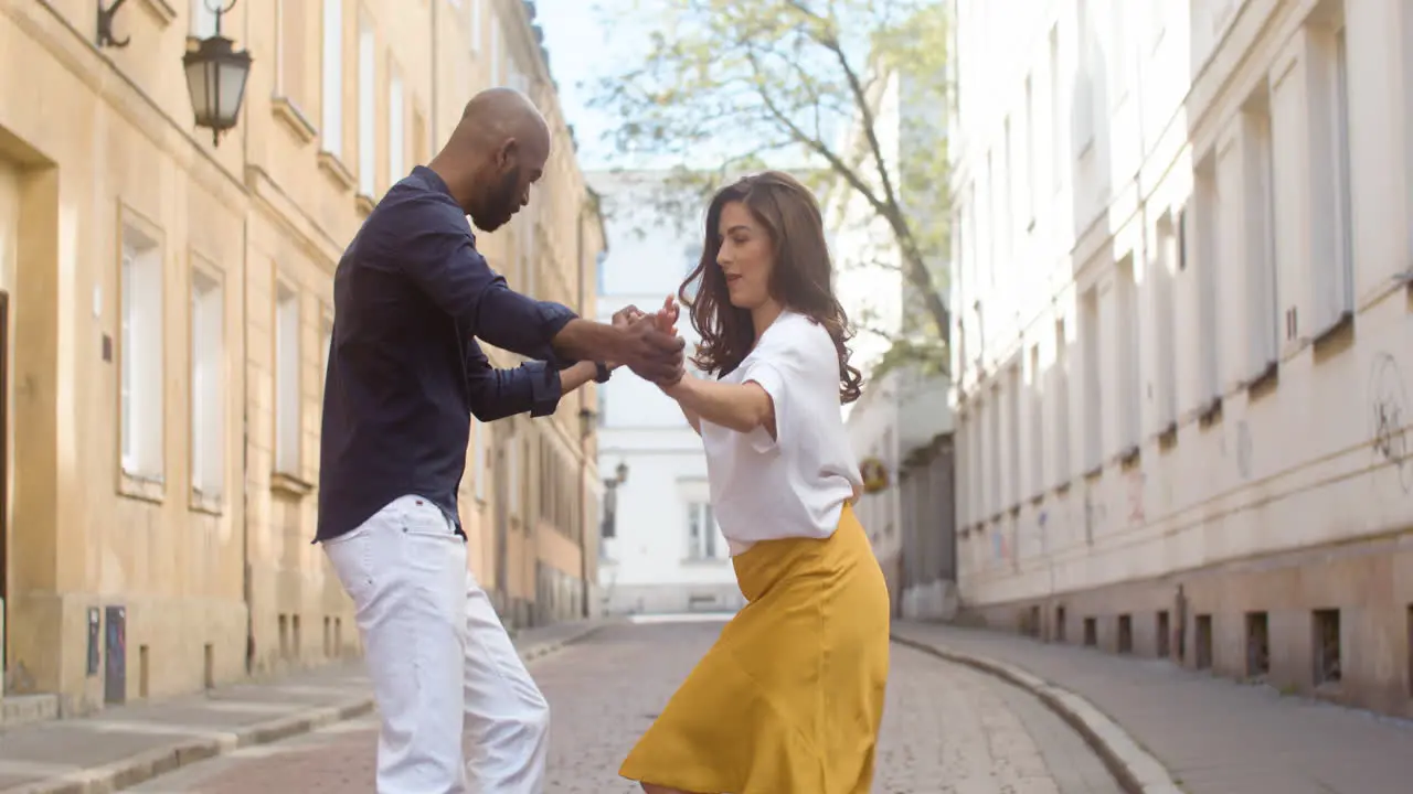 Gemischtrassiges Paar Tanzt Bachata In Der Altstadtstraße 4