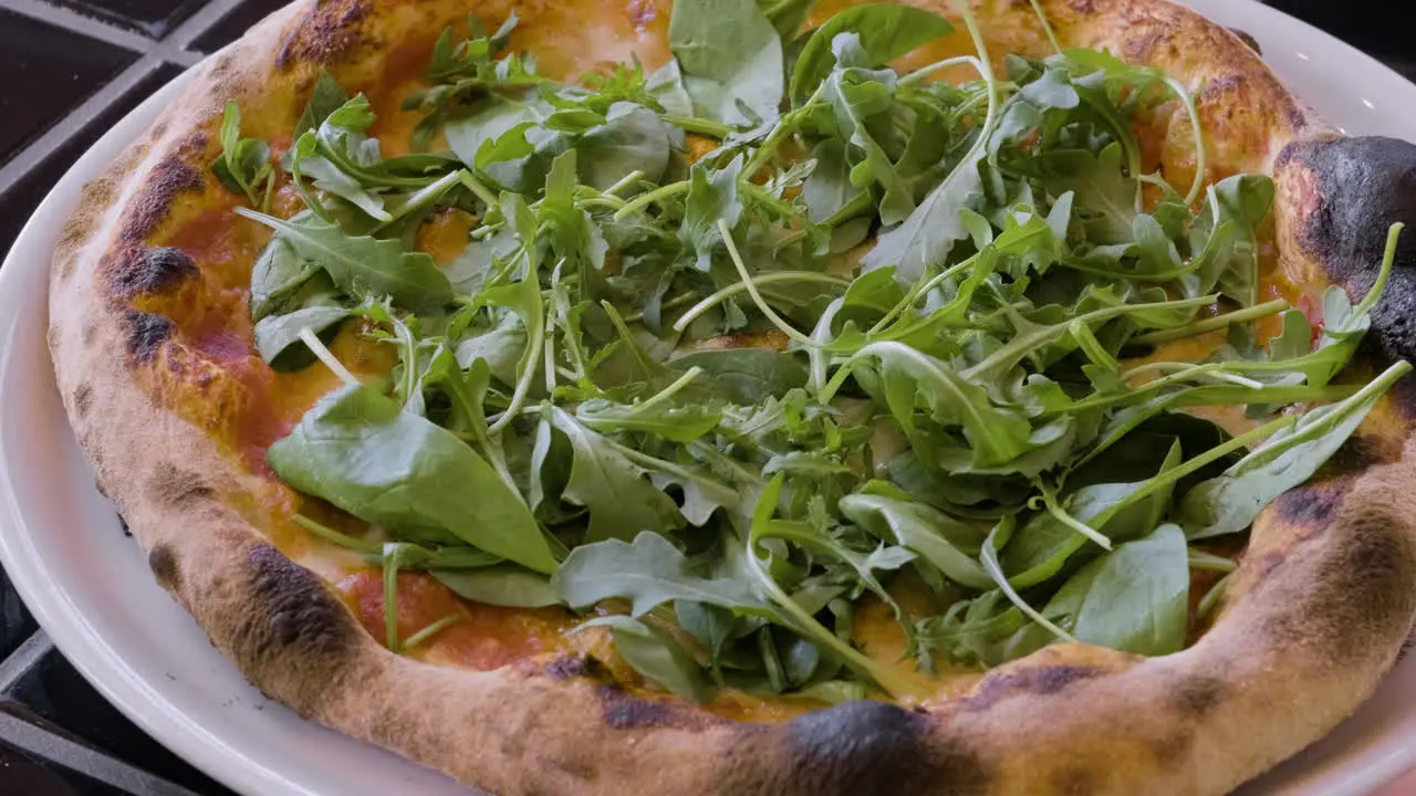 Nahaufnahme Von Pizza Mit Rucola Und Pizza Margarita Auf Weißen Tellern Im Restaurant