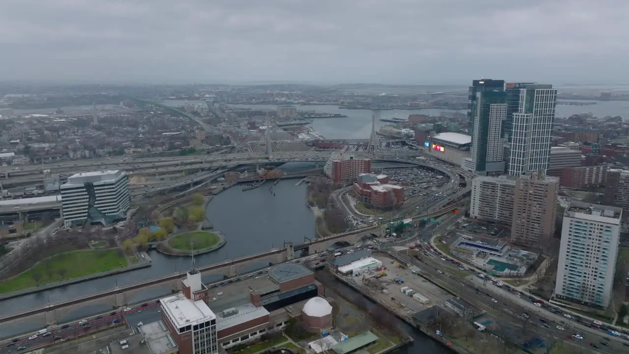 Vorwärts Fliegen über Charles River Starker Verkehr Auf Der Verkehrsinfrastruktur Fahrzeuge Die Auf Der Kabelbrücke Der Autobahn Vorbeifahren Boston USA