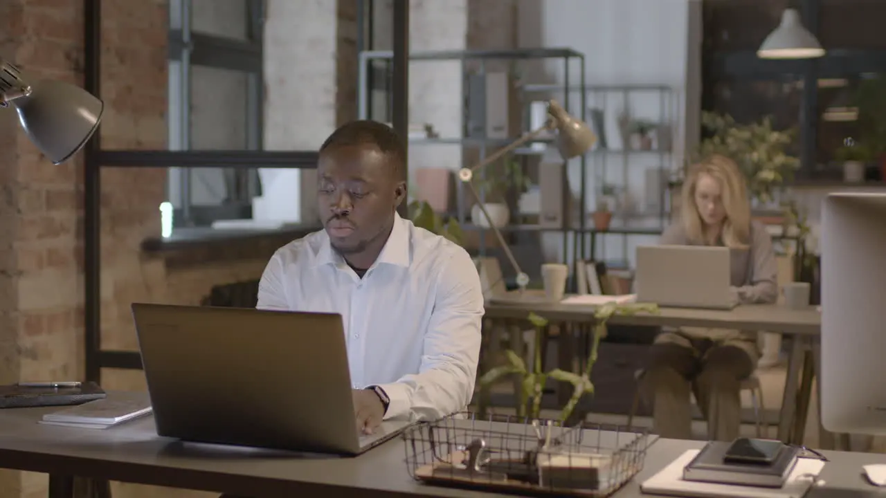 Seriöser Amerikaner Der Im Büro An Einem Laptop Arbeitet