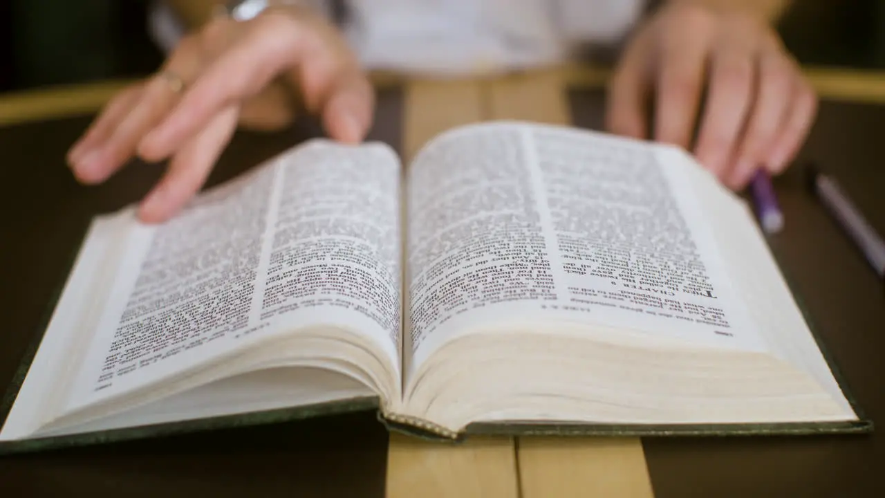 Nahaufnahme Einer Person Die Die Bibel Liest