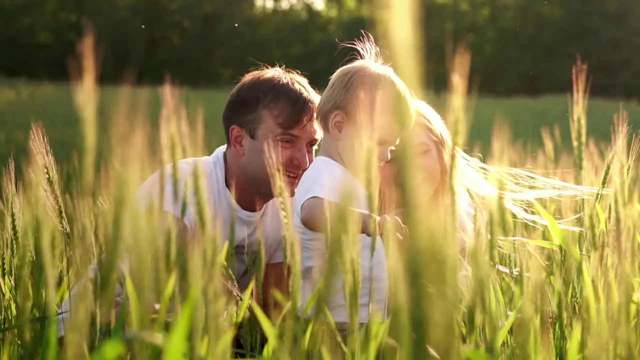 Kleiner Lächelnder Junge Der In Einem Weizen Auf Dem Feld Sitzt Sommernatur Draußen Spazieren Gehen Kindheitsglück