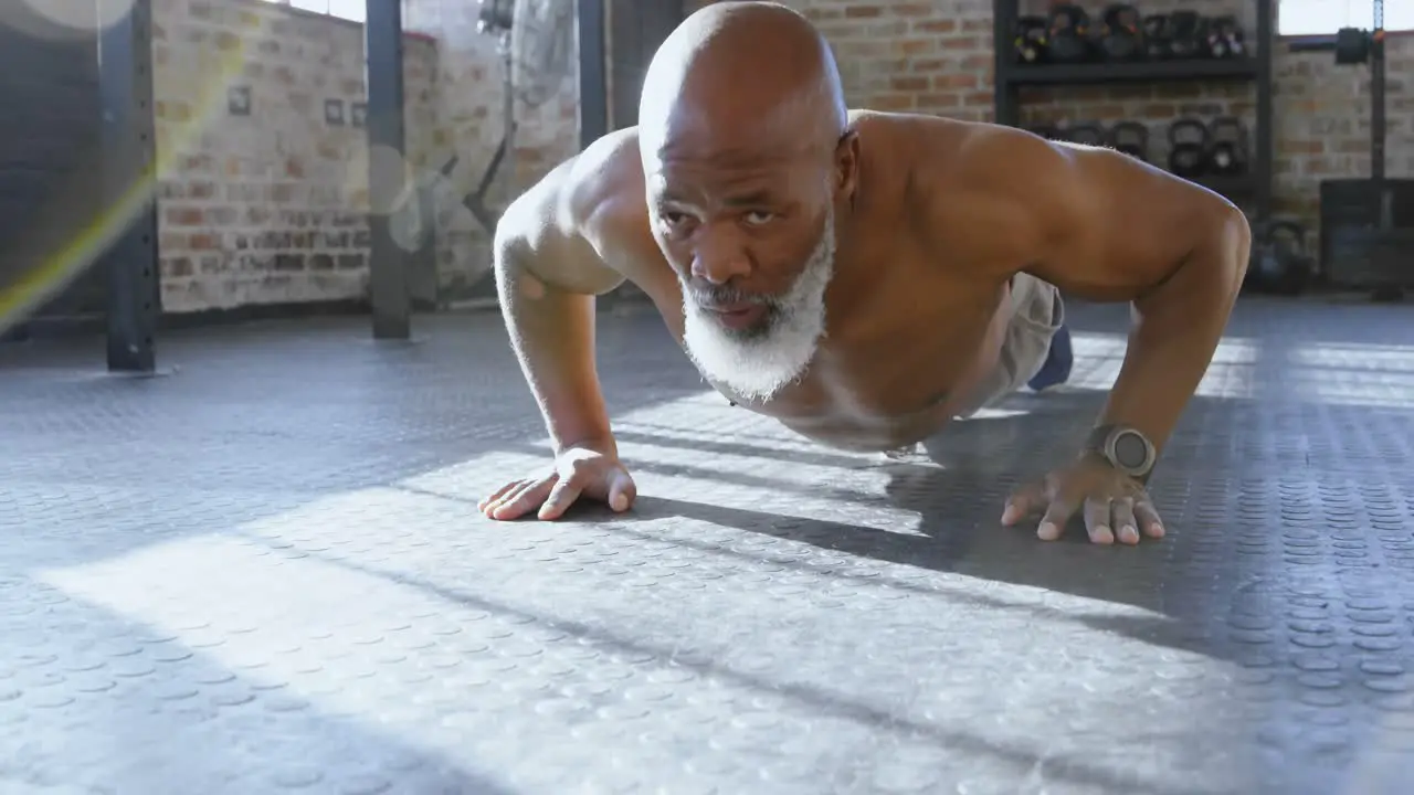 Senior man doing push ups in the fitness studio 4k