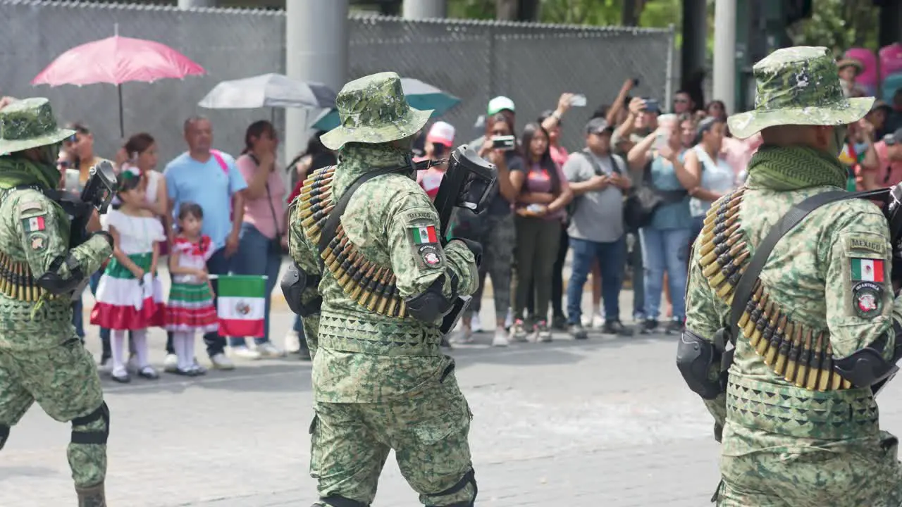 Soldiers with huge rifle sniper team of Mexico