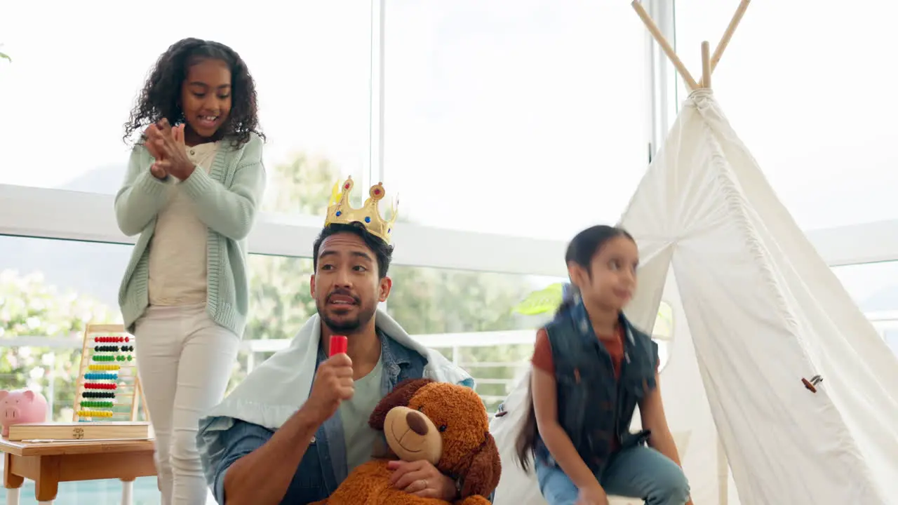 Teddy bear father and girl children with crown