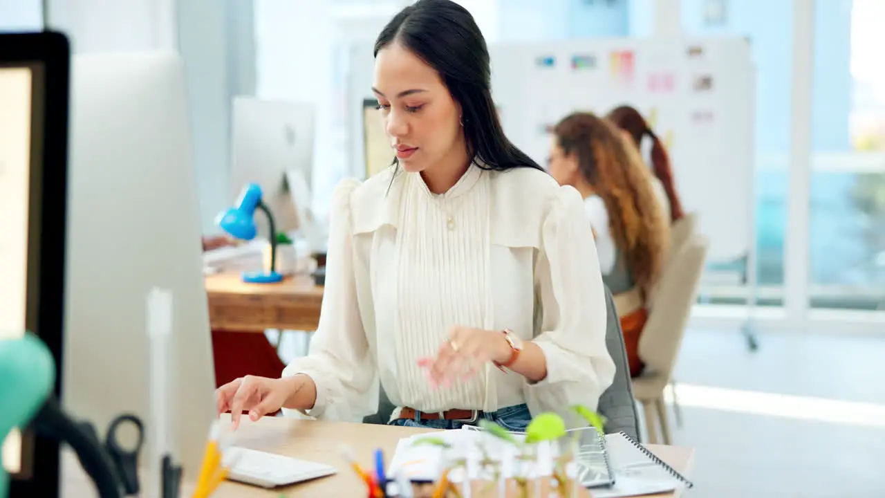 Business woman typing and planning on computer