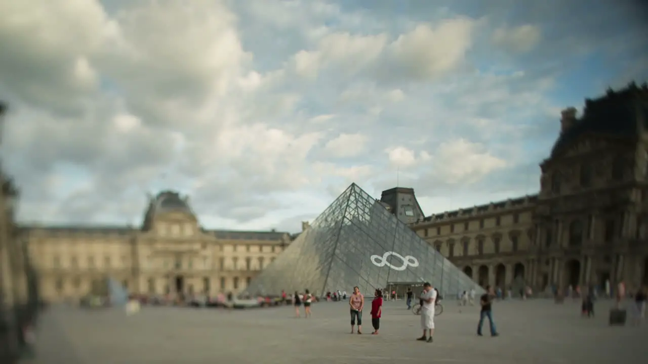 Louvre Tiltshift 00