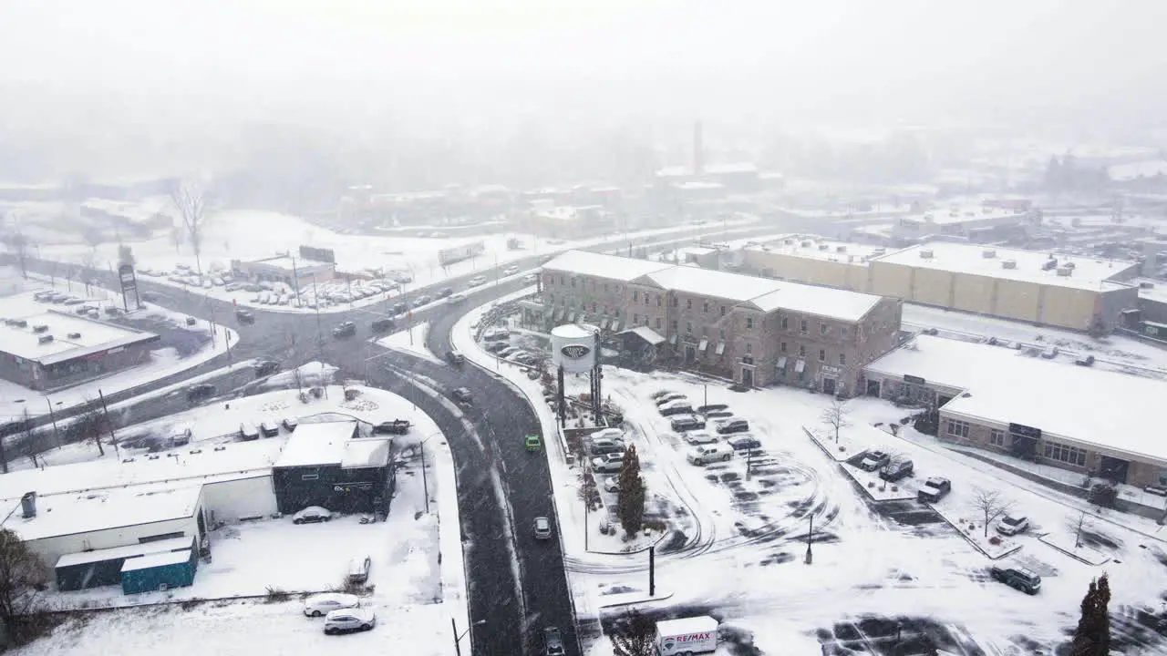 Traffic on Glendale Ave in winter snowstorm St