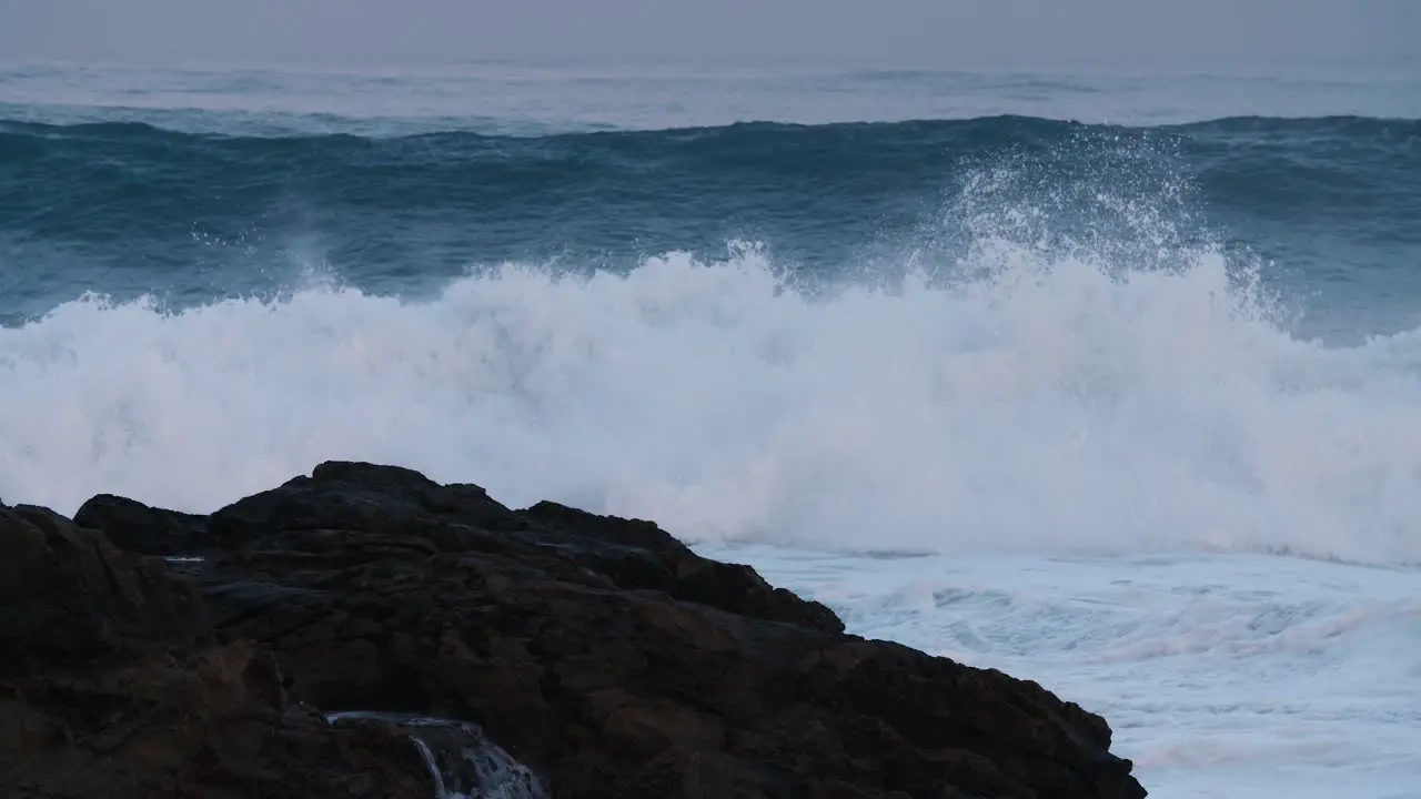 Massive blue waves roll into the coast of Hawaii in slow motion 3