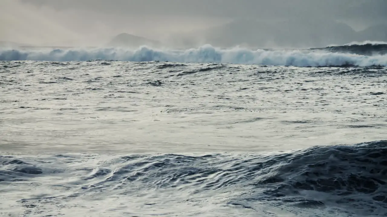 Massive waves roll into the coast of Hawaii in slow motion