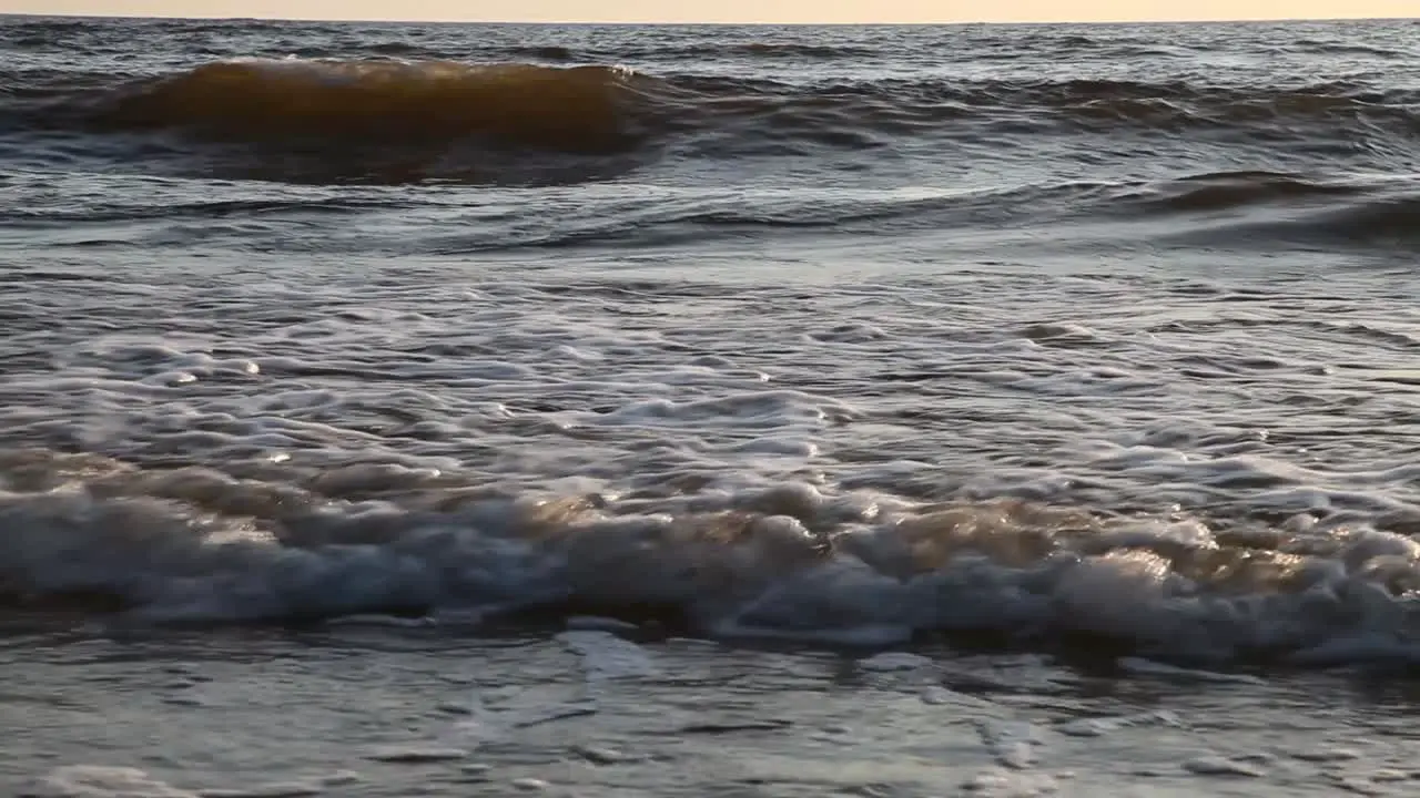 The child drowns in the sea and shows by hand