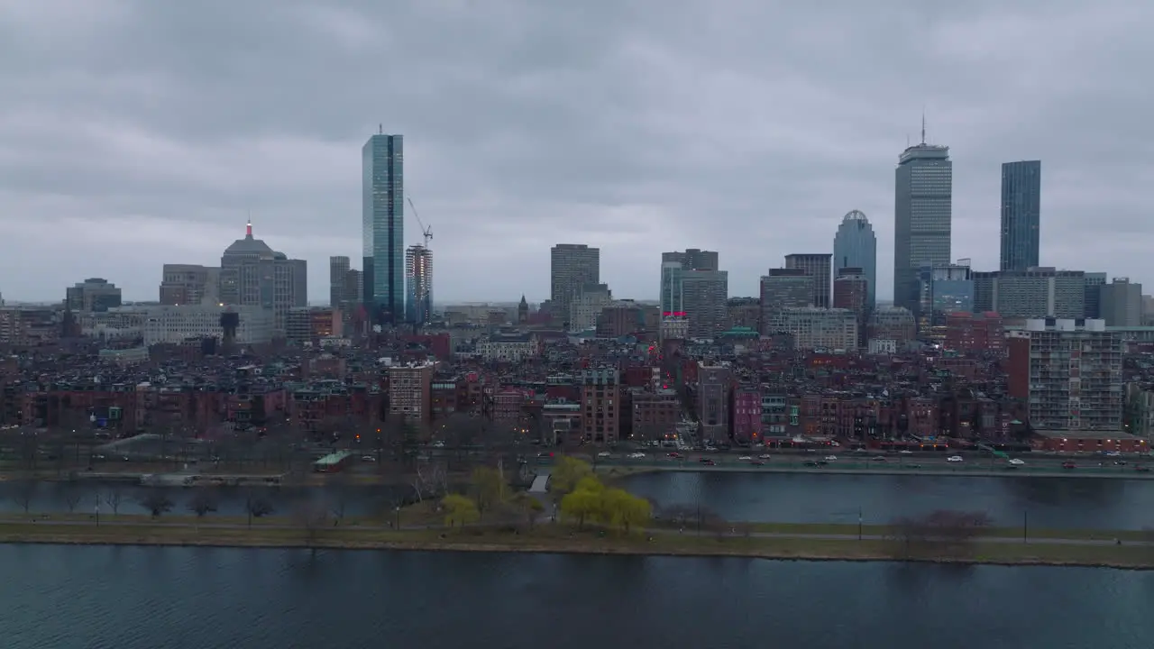 Deslizamiento De Fachadas De Ladrillo De Casas De Apartamentos En El Barrio Residencial De Back Bay En Charles River Torres De Oficinas De Gran Altura En El Centro De La Ciudad En El Fondo Boston Estados Unidos