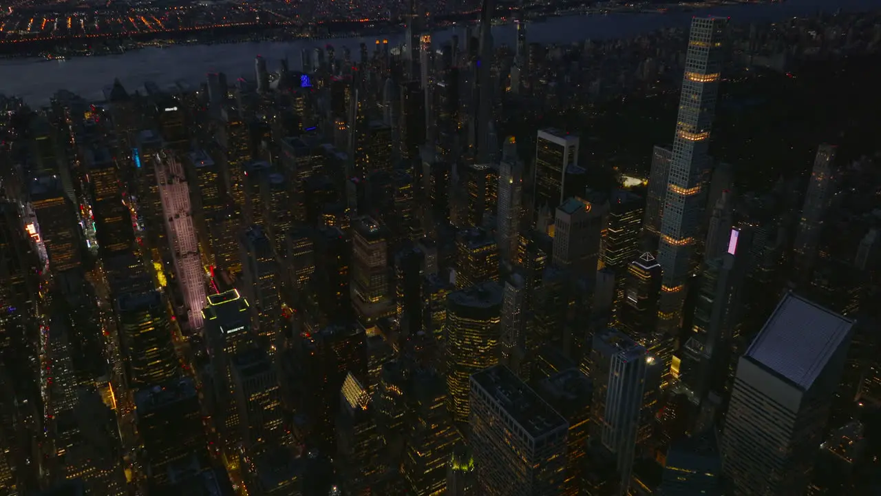 Vista De ángulo Alto De Edificios Altos Modernos En El Centro De La Ciudad Tarde En La Ciudad Inclinarse Hacia Calles Entre Bloques Edificados Manhattan Ciudad De Nueva York Estados Unidos