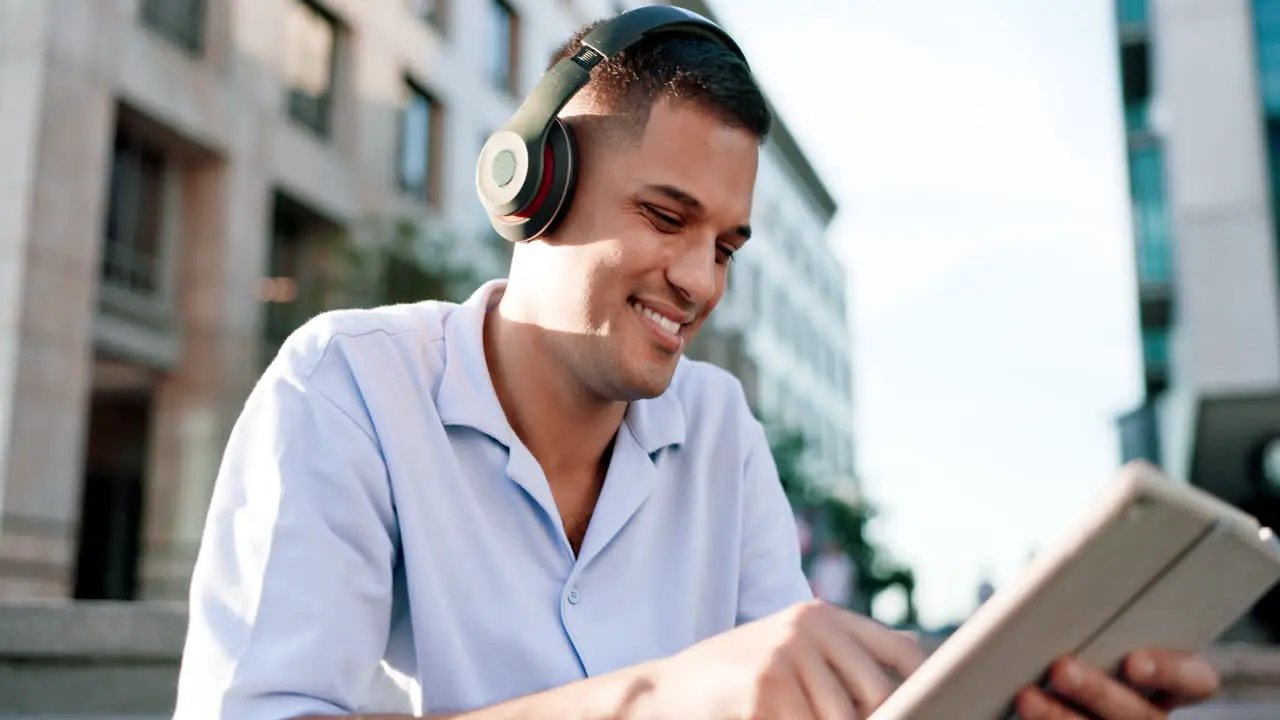 Música Tableta Y Relajarse Con El Hombre En La Ciudad