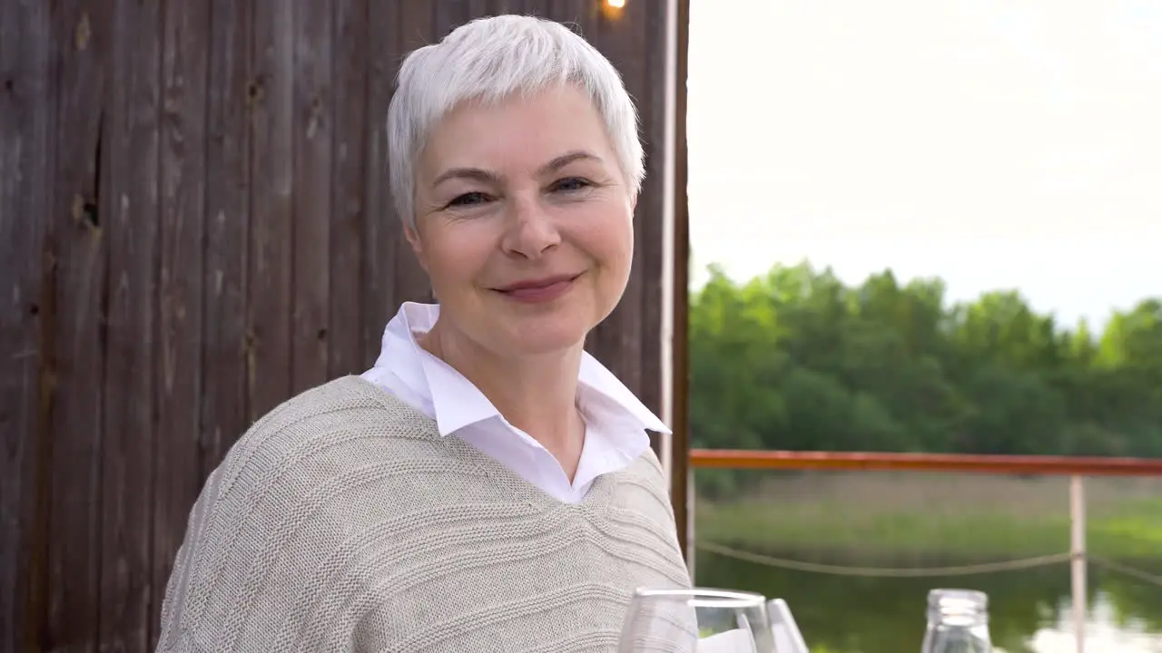 Retrato De Un Mujer Mayor Bebida Un Copa De Vino Y Sonriente