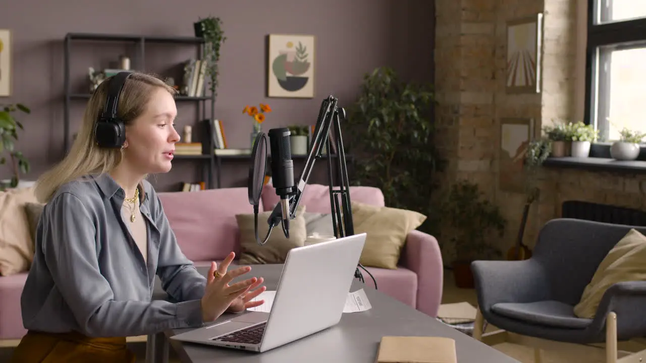 Mujer Grabando Un Podcast Con Auriculares