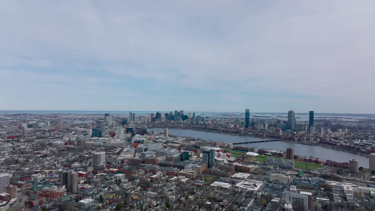 Imágenes Panorámicas Aéreas De La Metrópolis Al Atardecer Edificios En Barrio Residencial Y Altas Torres De Oficinas En El Fondo Boston Estados Unidos