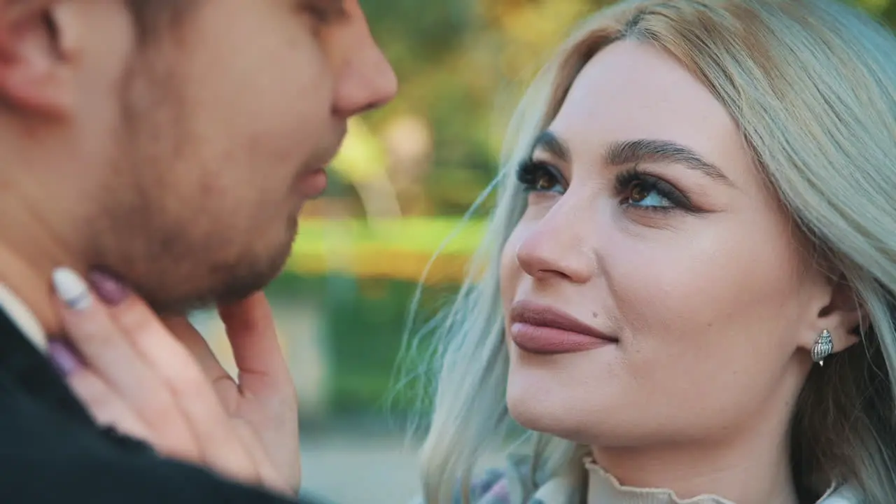 Retrato De Una Joven Rubia Maquillada Con Pintalabios Mirando A Su Novio