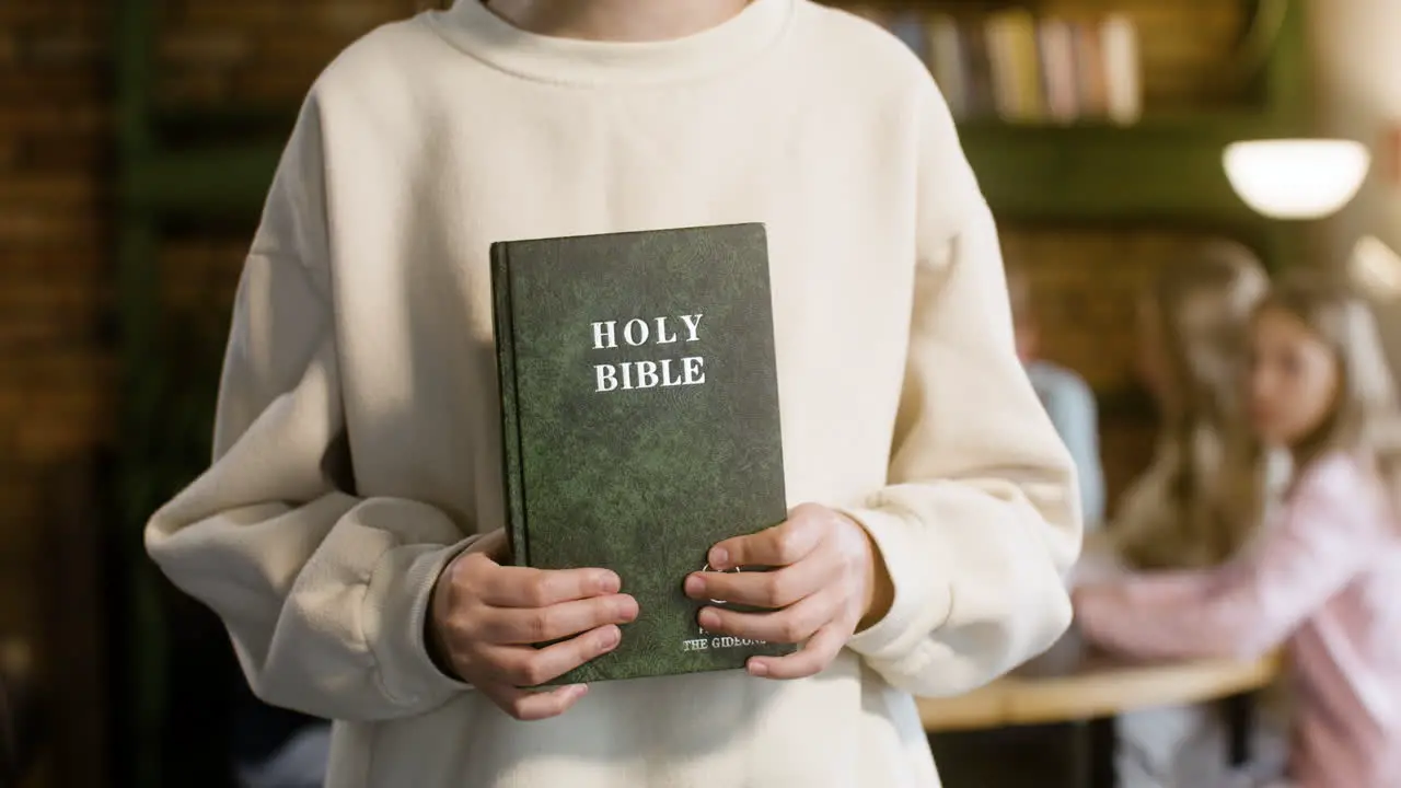 Primer Plano De Niña Mostrando La Santa Biblia